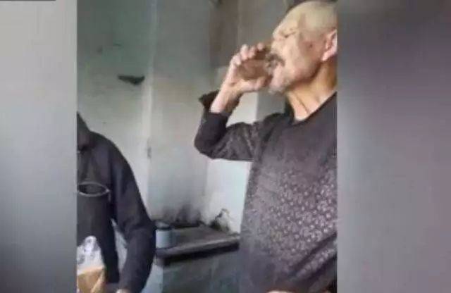 媒体:主播给俄罗斯老人送烈酒 带血的流量不能要