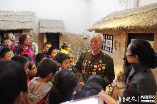 老英雄给孩子们讲述战争年代的故事。周青先摄