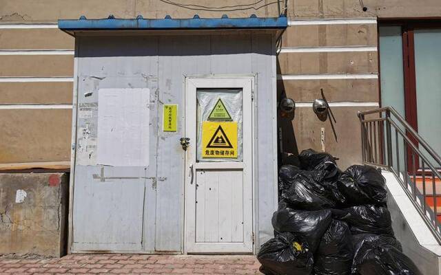 天通苑中医医院医疗废物堆在小区 居民遛弯“躲着走”