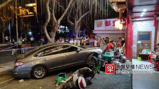 南宁突发交通事故2死3伤司机涉酒驾 监控触目惊心