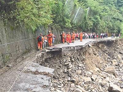 道路被毁影响救援