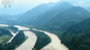 现场画面震撼！四川都江堰水利工程迎今年最大洪峰