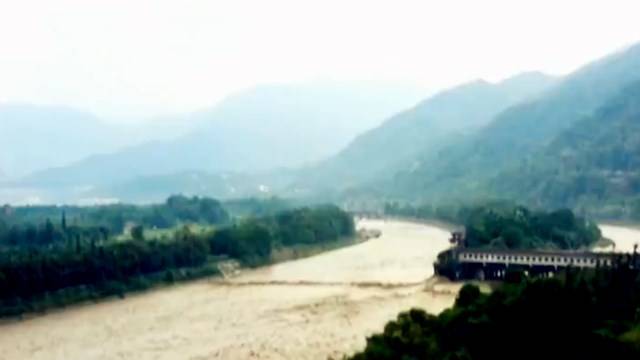 现场画面震撼！四川都江堰水利工程迎今年最大洪峰