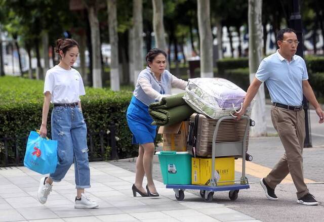 中戏600余名新生报到蒋依依现身昌平校区组图