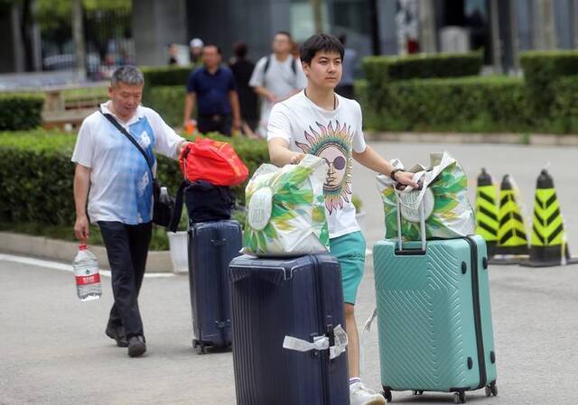 中戏600余名新生报到蒋依依现身昌平校区组图