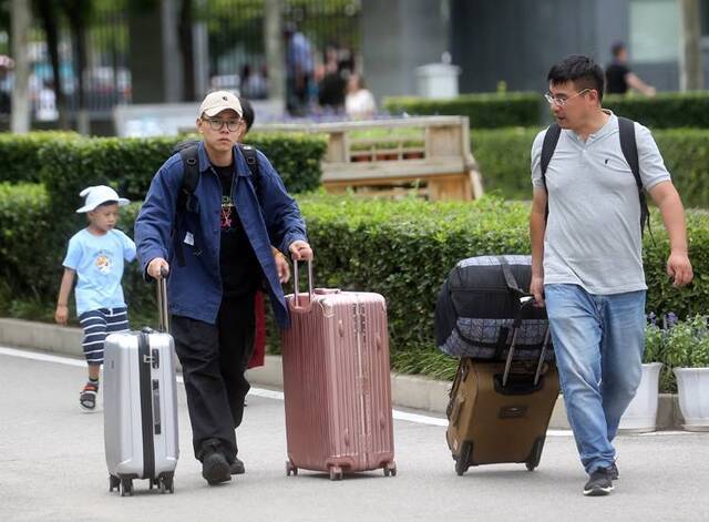 中戏600余名新生报到蒋依依现身昌平校区组图