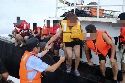 一艘载有13人渔船撞上山体 民警海上救援成功