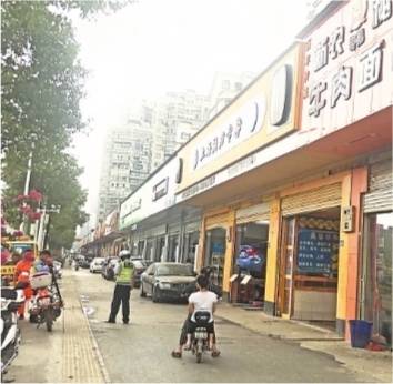 十多家修车店当街修车屡治不改