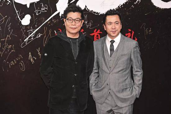 2015年12月20日，王忠军（左）、王忠磊出席电影《老炮儿》首映礼。图/视觉中国