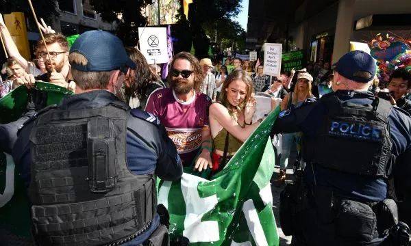 ▲8月6日，昆士兰警方在应对一场游行。（英国《卫报》网站）