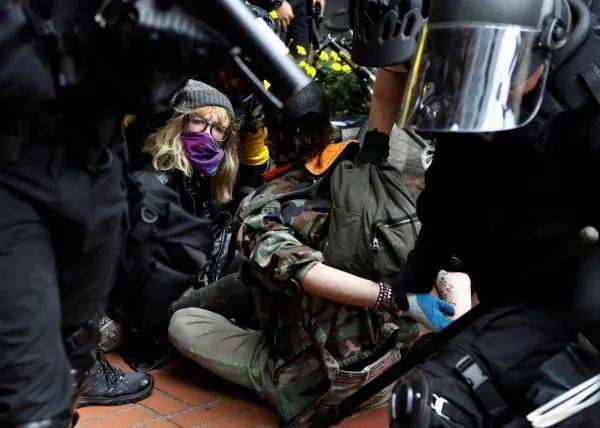 ▲8月17日，美国执法人员扣押一名参与波特兰街头集会的示威者。（路透社）