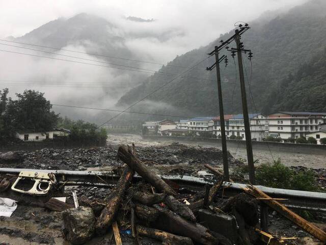 耿达镇泥石流过后村民在安置点过夜，有人失联家属正寻找