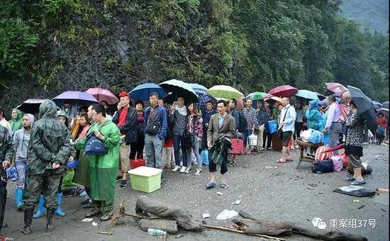 ▲8月20日，阿坝州汶川县正在组织群众安全转移。图片来自东方IC