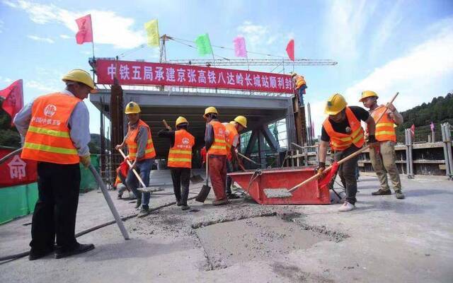 年底坐京张高铁可直达八达岭长城景区