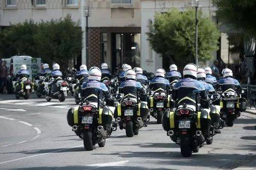 8月21日，在法国比亚里茨，警察骑摩托车在街上巡逻。新华社/法新