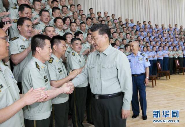 8月22日，中共中央总书记、国家主席、中央军委主席习近平到空军某基地视察。这是习近平亲切接见驻甘肃部队副师职以上领导干部和团级单位主官。新华社记者李刚摄