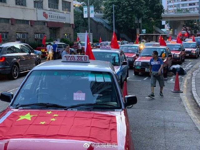 香港500辆的士挂上国旗 沿香港主要街道行驶(图)