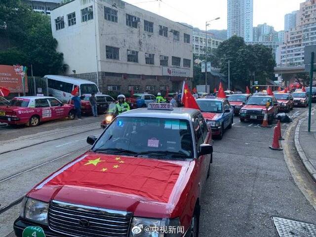 香港500辆的士挂上国旗 沿香港主要街道行驶(图)