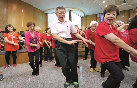 7月6日，台北市市长柯文哲参访河堤社区福气教会长照社团，与长辈们一起跳起海草舞。图/IC