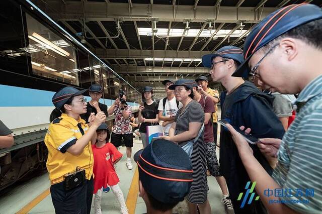 “铁粉们”来啦！南京举办“地铁开放日”活动