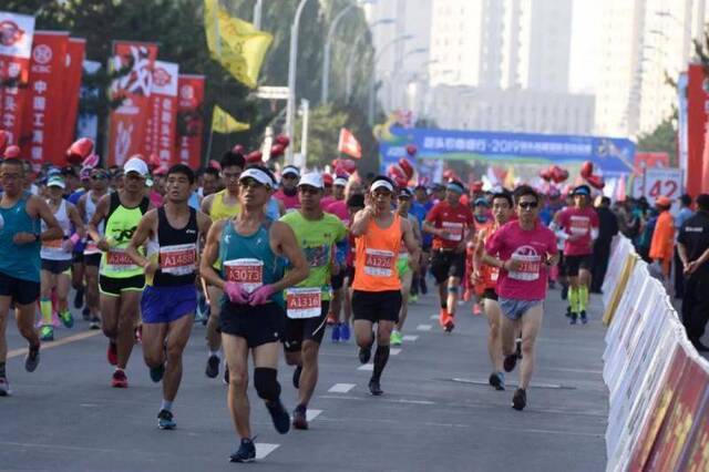 2019包头首届国际马拉松共有1.5万人参加。