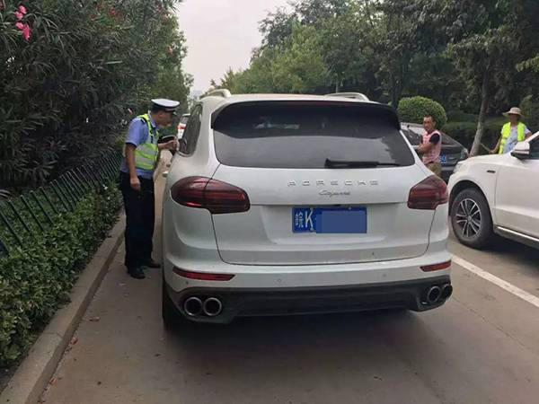 保时捷女司机被拦质问交警：你们是这样干事的？