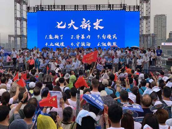 ▲上周六，47.6万人齐聚中环添马公园，参加“反暴力、救香港”大集会（图via人民日报）