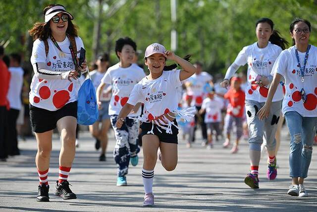 万人为爱奔跑亲子运动助力患儿异地就医