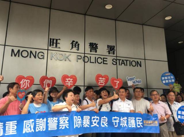 图：香港市民到旺角警署“撑警”（大公网）