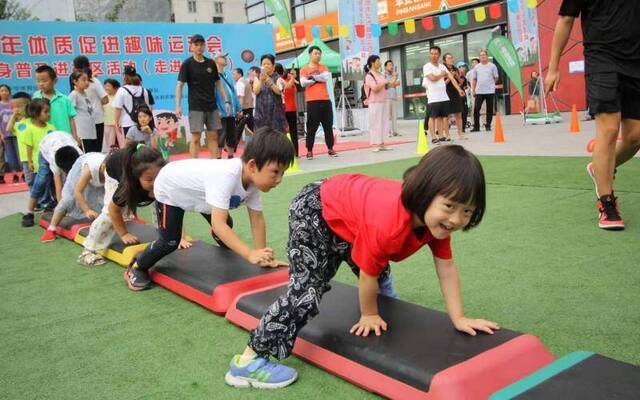 市青少年趣味运动会举办，家长与孩子共同参与