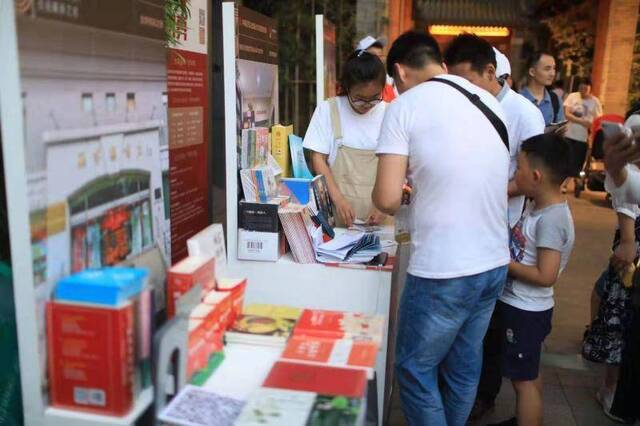 首届“北京书店之夜”登陆北京坊，全市半年增三百余家书