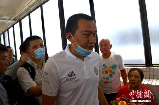资料图：8月14日，付国豪离开医院，大批香港市民和团体自发到玛嘉烈医院探望。中新社记者李志华摄