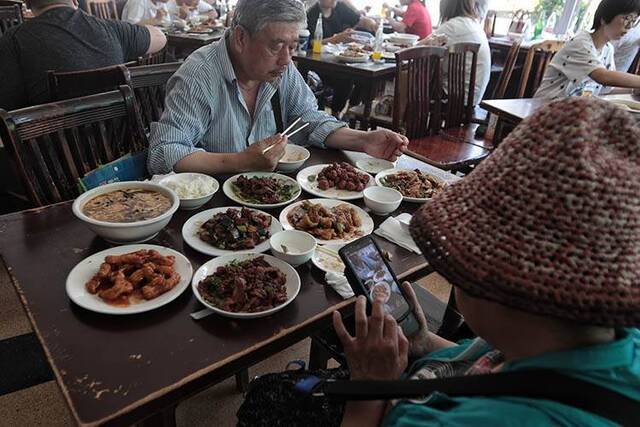 34年国营餐厅闭店老顾客赴宴最后的午餐