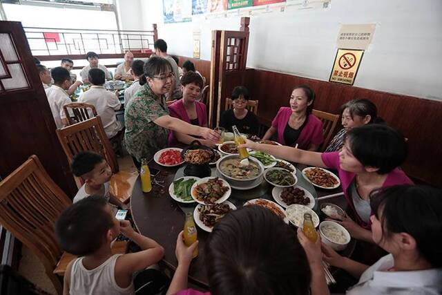 34年国营餐厅闭店老顾客赴宴最后的午餐