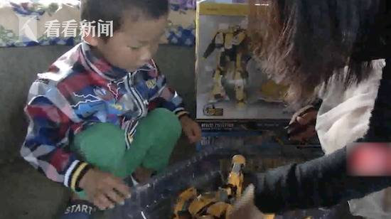 父母离婚不知去向 5岁男童洗衣做饭照顾瘫痪爷爷