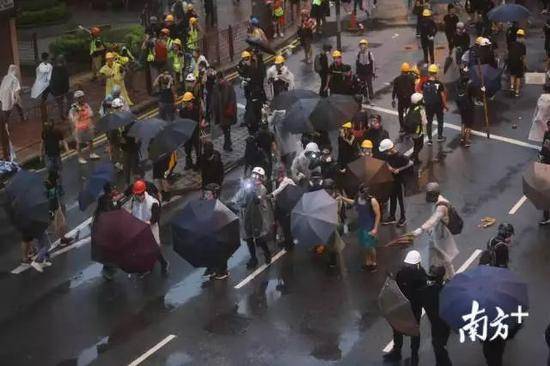 直击香港荃湾暴乱：港警鸣枪示警 出动水炮车