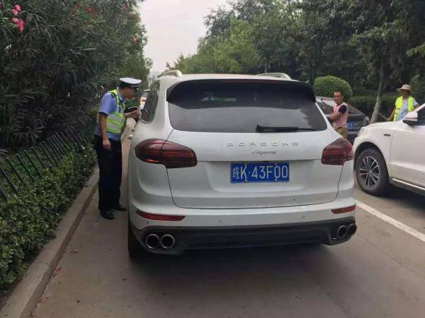 保时捷女司机无证驾驶被拦 却怼交警“无理取闹”