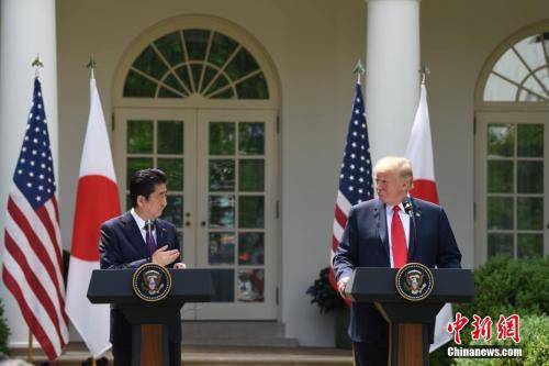 资料图：当地时间2018年6月7日，美国总统特朗普（右）在白宫会见日本首相安倍晋三，并共同会见记者。图为二人出席联合记者会。
