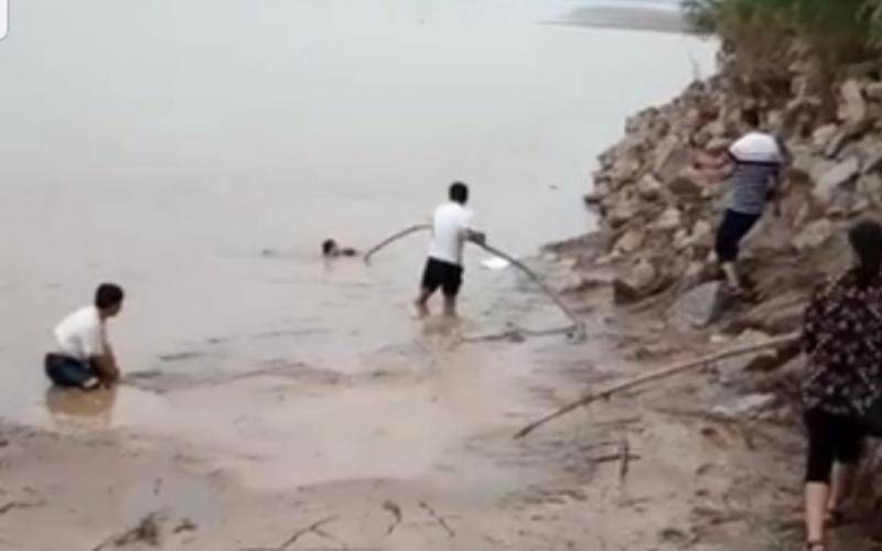 钓鱼时发现3名孩子溺水，21岁济南男子用木棍将人救出