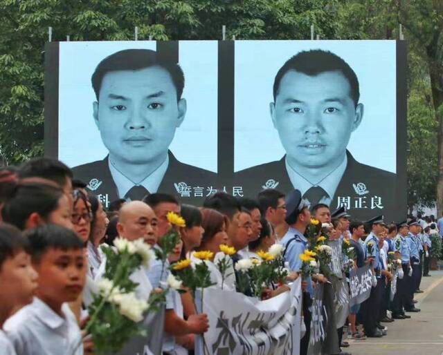 成都3警员救灾途中2人牺牲1人失联，追悼会今日举行