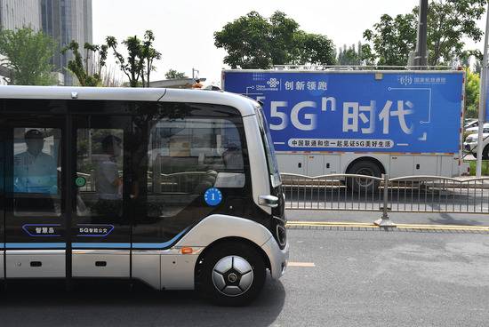 郑州的5G无人驾驶智慧公交车（新华网）