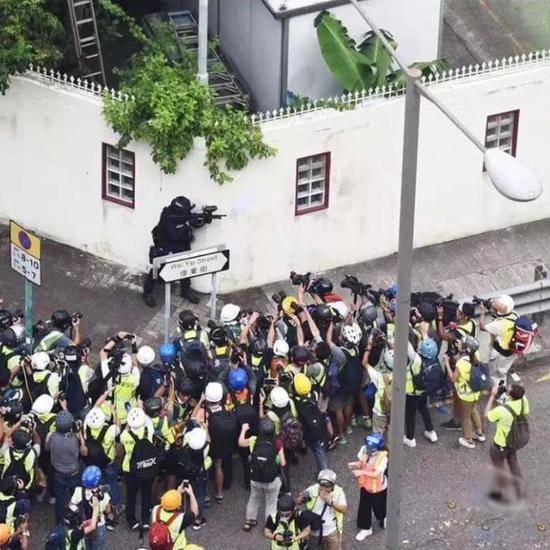 渲染香港警察“开枪” 暴露“毒媒”无良