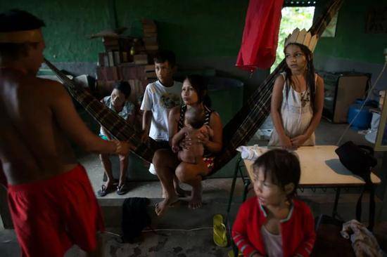 这是2014年拍摄的亚马孙流域土著部落玛瑙斯的人们。新华社发