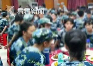 孩子军训被教官勒住脖子猛捶 负责人:临时工干的