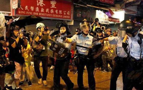香港警察在生命受威胁下开枪示警 5名警员受伤