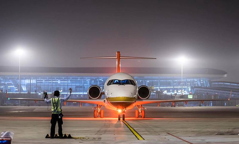 成都航空国产ARJ21飞机首次参与大兴机场试飞