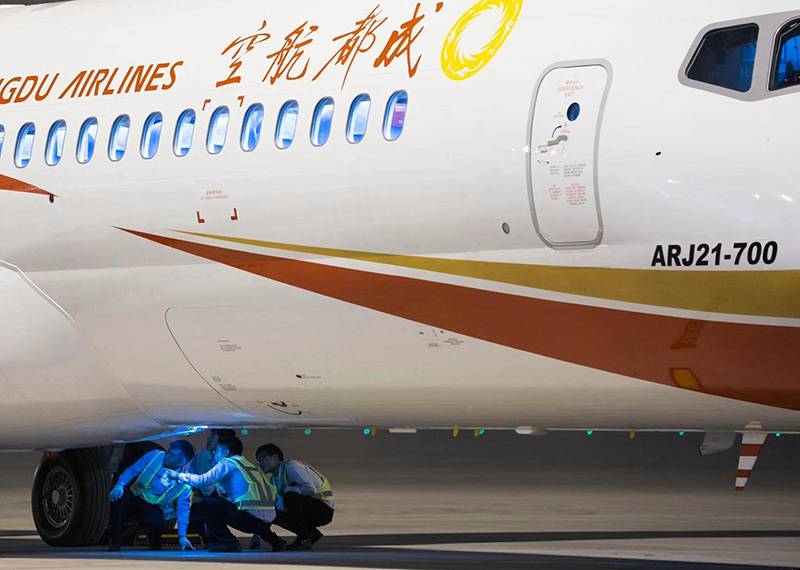 成都航空国产ARJ21飞机首次参与大兴机场试飞