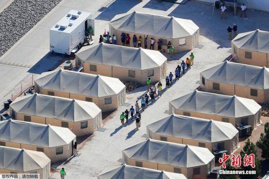 资料图：2018年6月25日消息，由于特朗普政府打击非法移民，6周内，大约有2000名儿童在美国南部边境被迫与父母分离。在美国与墨西哥边境地区Tornillo，有一座移民儿童“帐篷城”。