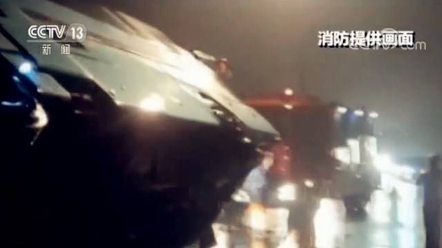 现场画面曝光！超载大客车侧翻致7死13伤 事发地点在桥上