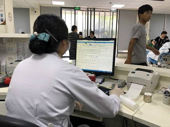 人工智能分诊系统成为上海十院急诊科室电脑的“标配”。摄影：杨舒鸿吉